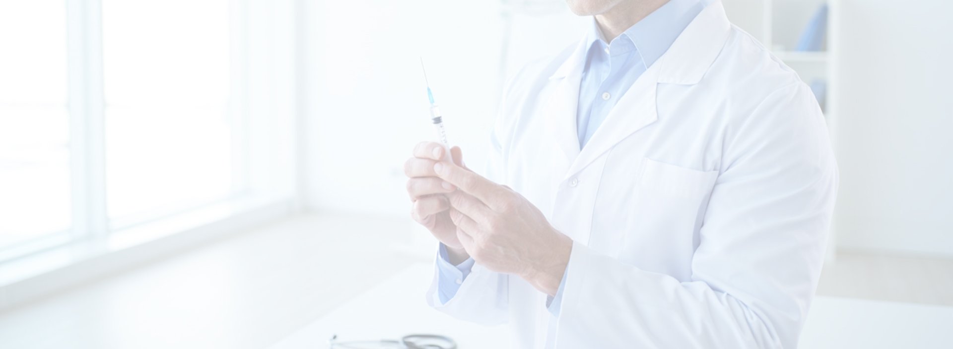 Врач набирает шприц